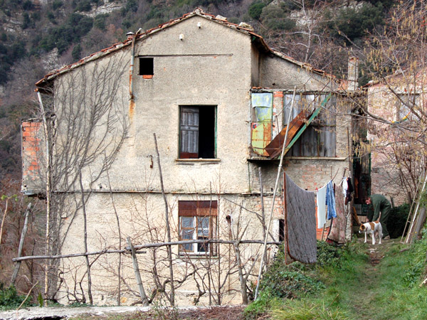 Una casa abitata / A inhabited house 
        in Canate