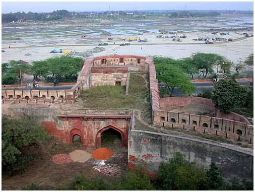 Agra Fort and Yamuna river
